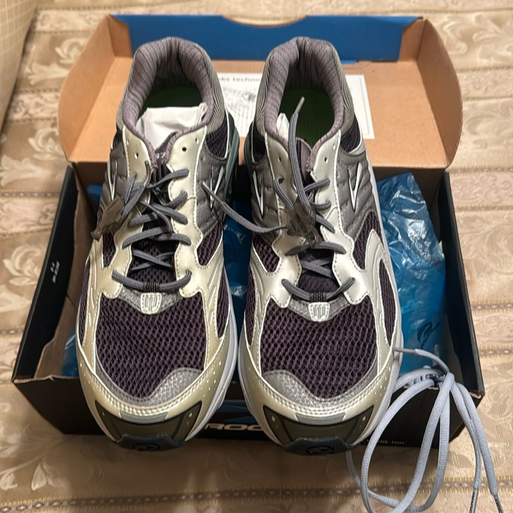 Brooks running shoes Brand New silver/black/gray Size 10.5 width 2E